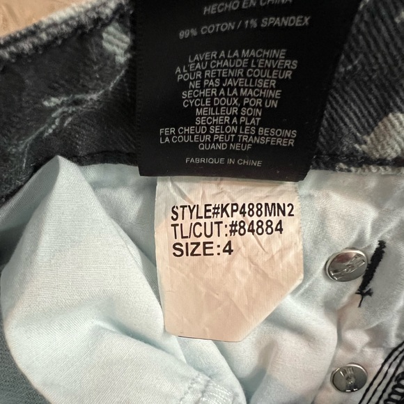 Flattering fit. Skinny jeans with floral print. Excellent condition. Size 4. - Picture 5 of 14